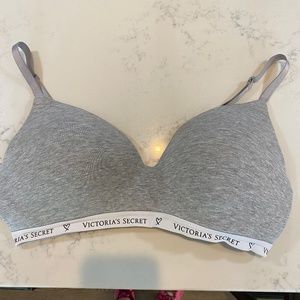 Victoria Secret T-shirt bra; Lt grey; 36D; Wide White Band; adjustable straps